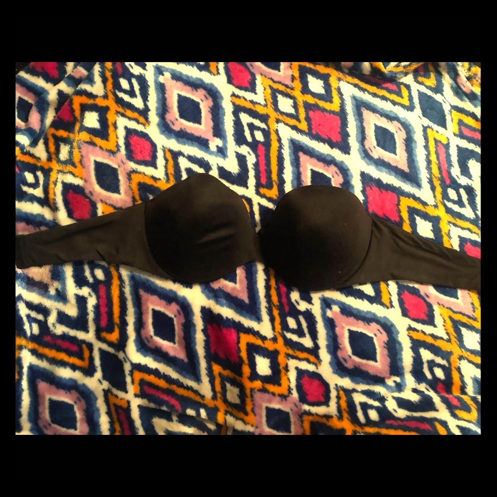 Black strapless bra